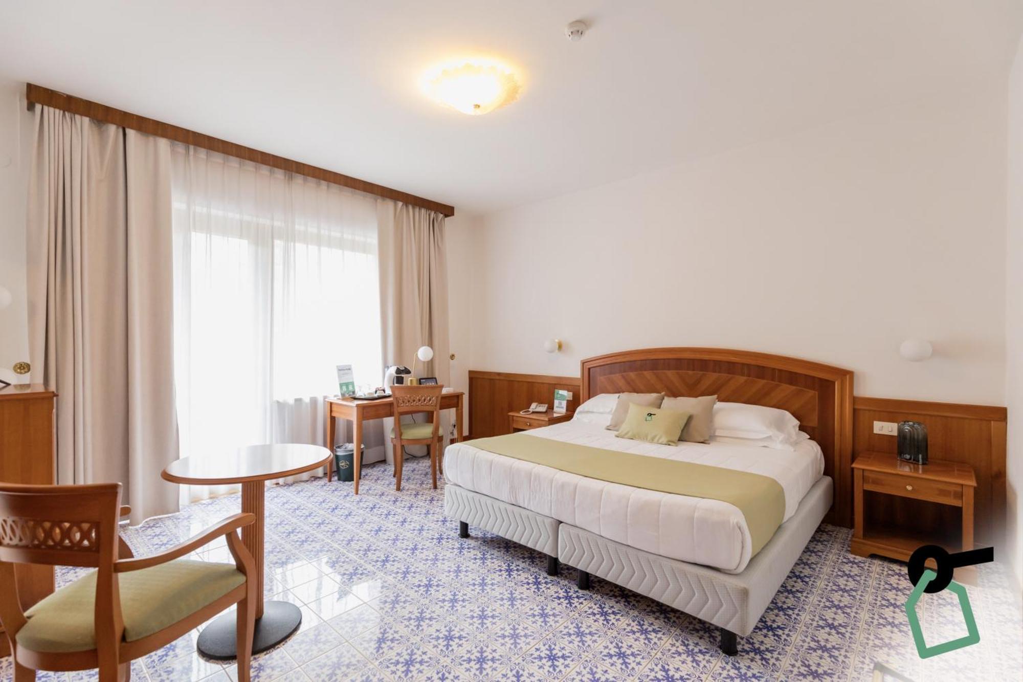 Hotiday Hotel Sorrento Exterior foto